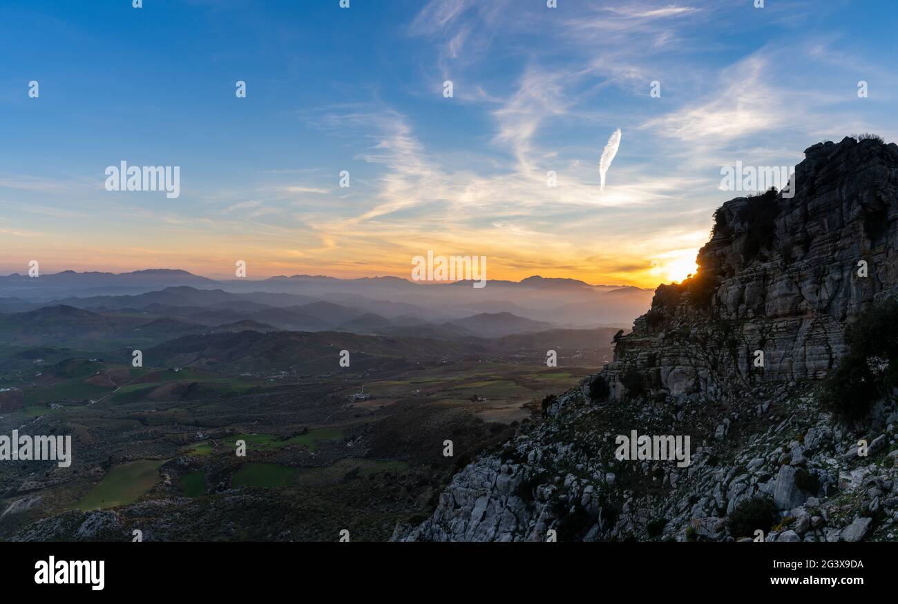 Vue sur le paysage des formations rocheuses d'el Torcal et du parc naturel des Montes de Malaga en Andalousie au coucher du soleil Banque D'Images