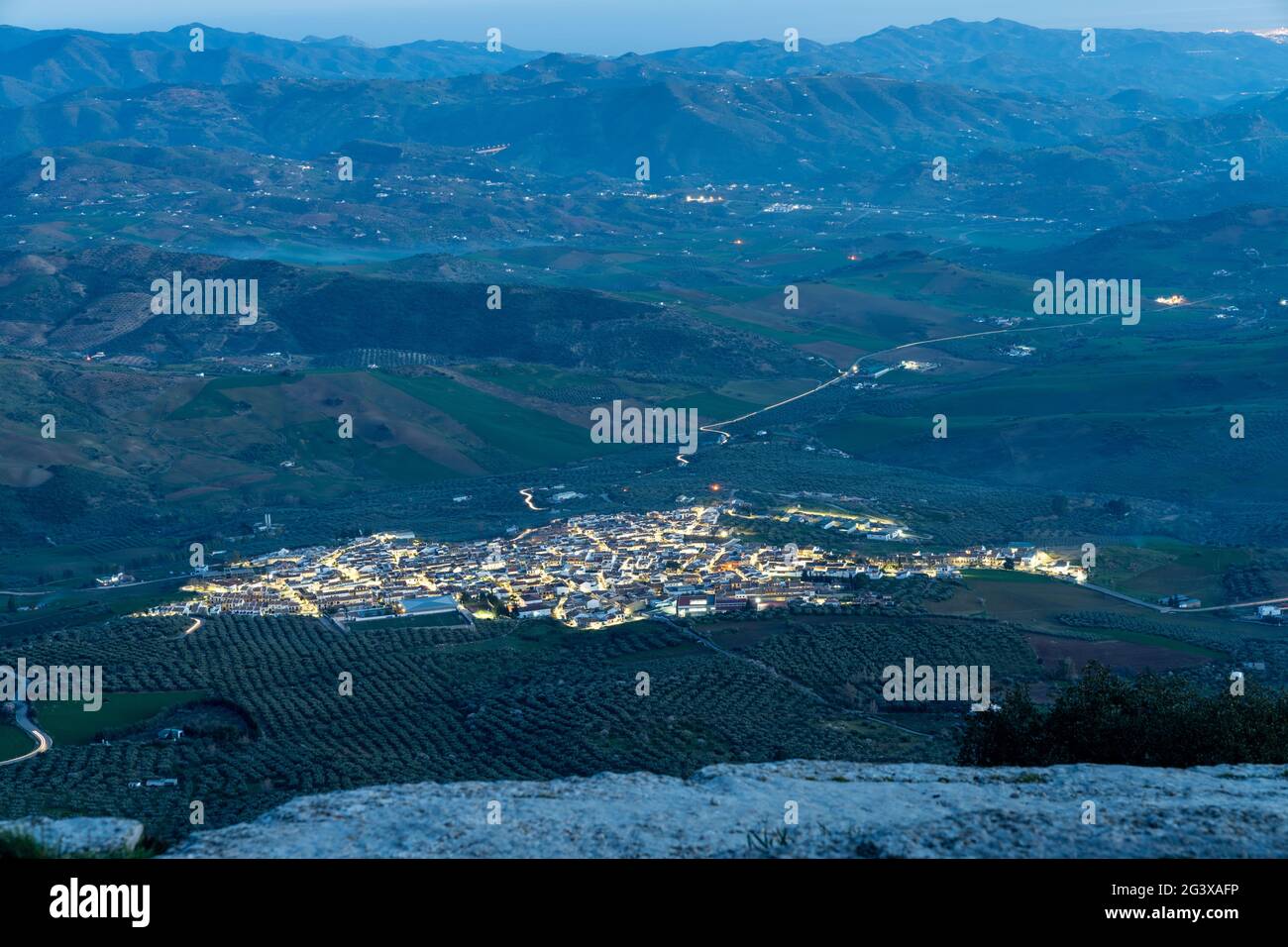 Vue panoramique sur le village de Villanueva de la Concepcion dans les montagnes de Malaga Banque D'Images