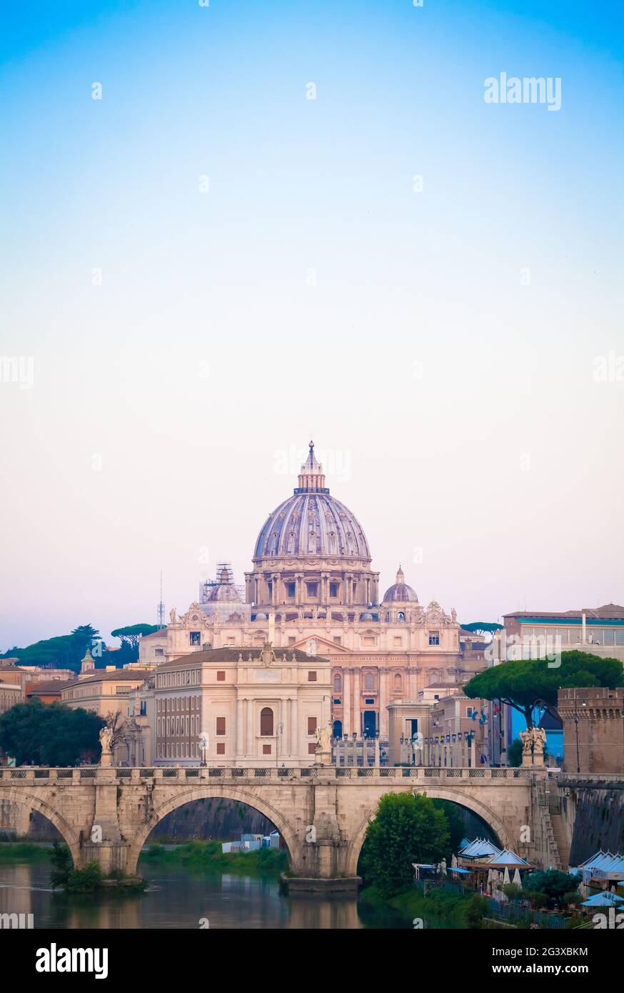 Coucher de soleil sur le pont du Tibre avec la Cité du Vatican - Rome, Italie Banque D'Images