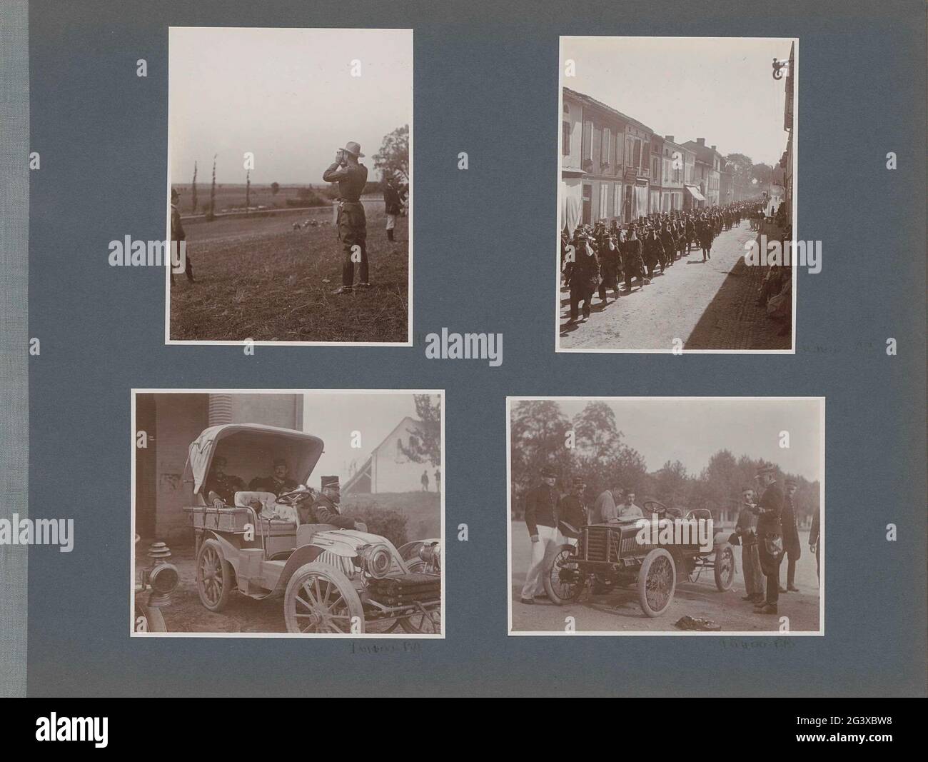 Les soldats marchaient dans un village en France. Partie de l'album photo d'un exercice militaire dans le sud-ouest de la France en 1902. Banque D'Images