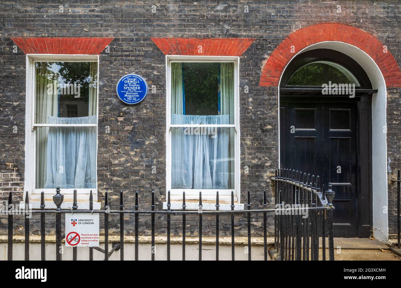 Blue plaque Memorial à George Orwell et Sir Stephen Spender qui ont écrit pour Horizon Magazine à cet endroit au 2 Lansdowne Terrace London WC1 Banque D'Images