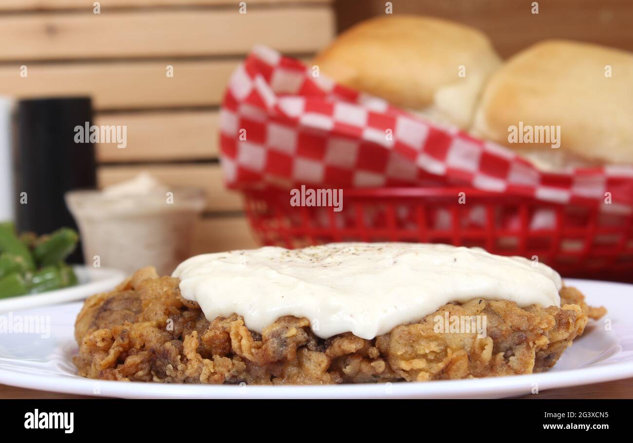 Steak de poulet frit et sauce avec purée de pommes de terre au Rural Cafe Banque D'Images