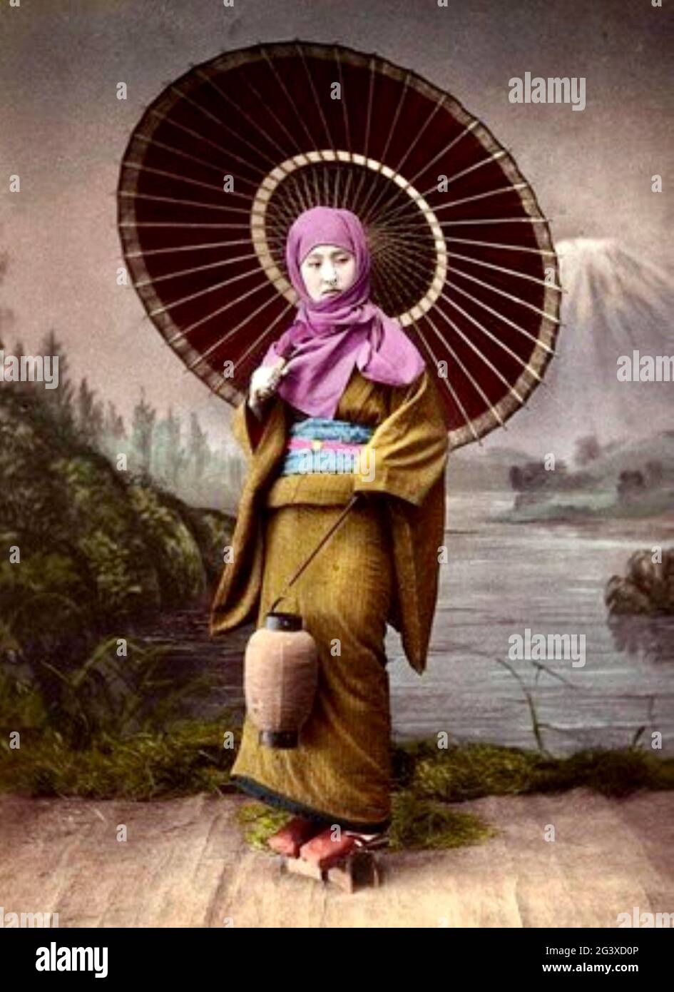 Adolfo Farsari photo japonaise ancienne - fille avec foulard et parapluie. Banque D'Images