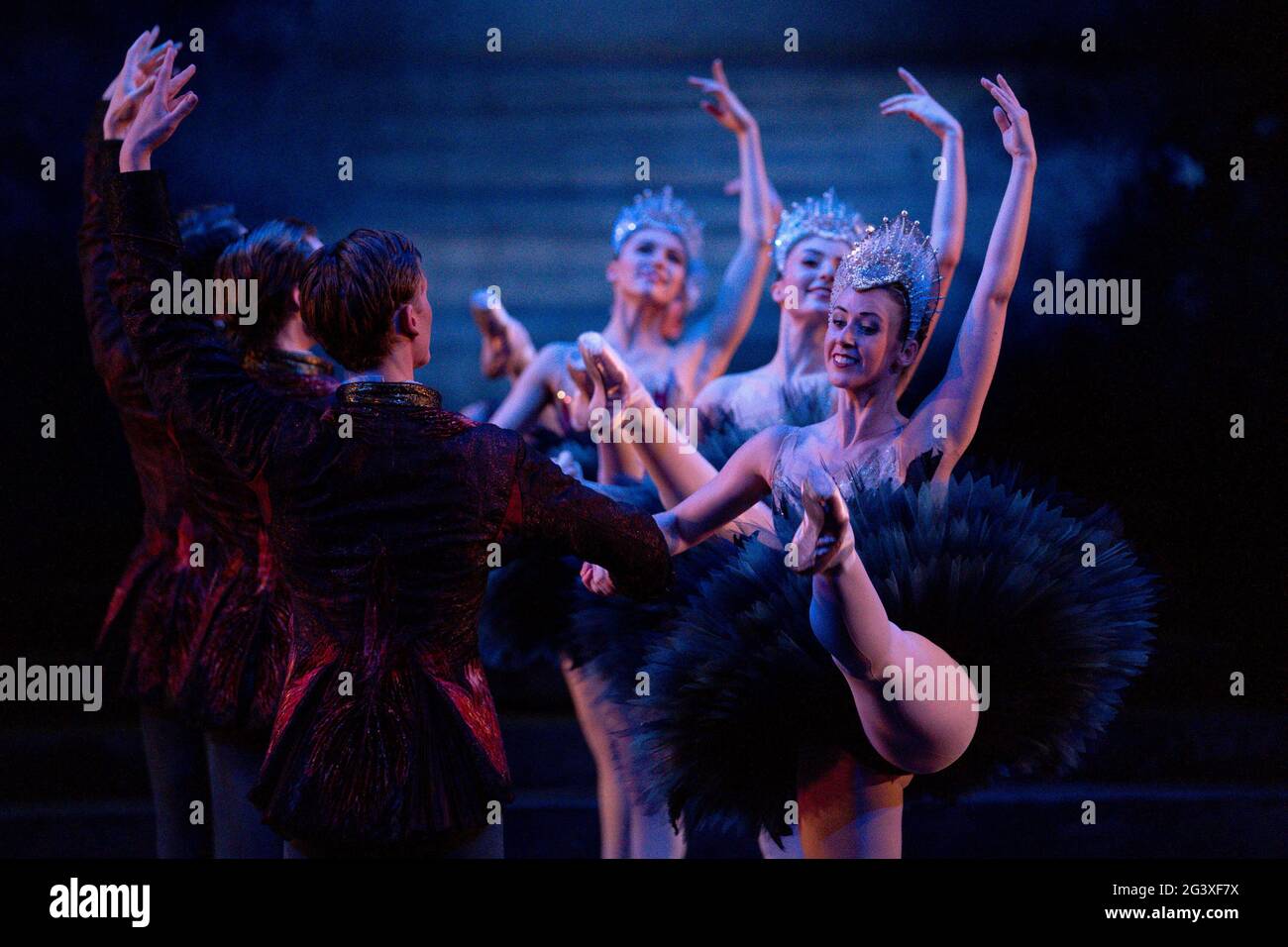 Des danseurs du Birmingham Royal Ballet se produisent lors d'une répétition de la robe de Cendrillon, au Birmingham Repertory Theatre. Cendrillon ouvre ses portes le 18 juin et se déroule jusqu'au 10 juillet. Photo date jeudi 17 juin 2021. Le crédit photo devrait se lire: Jacob King/PA Wire Banque D'Images