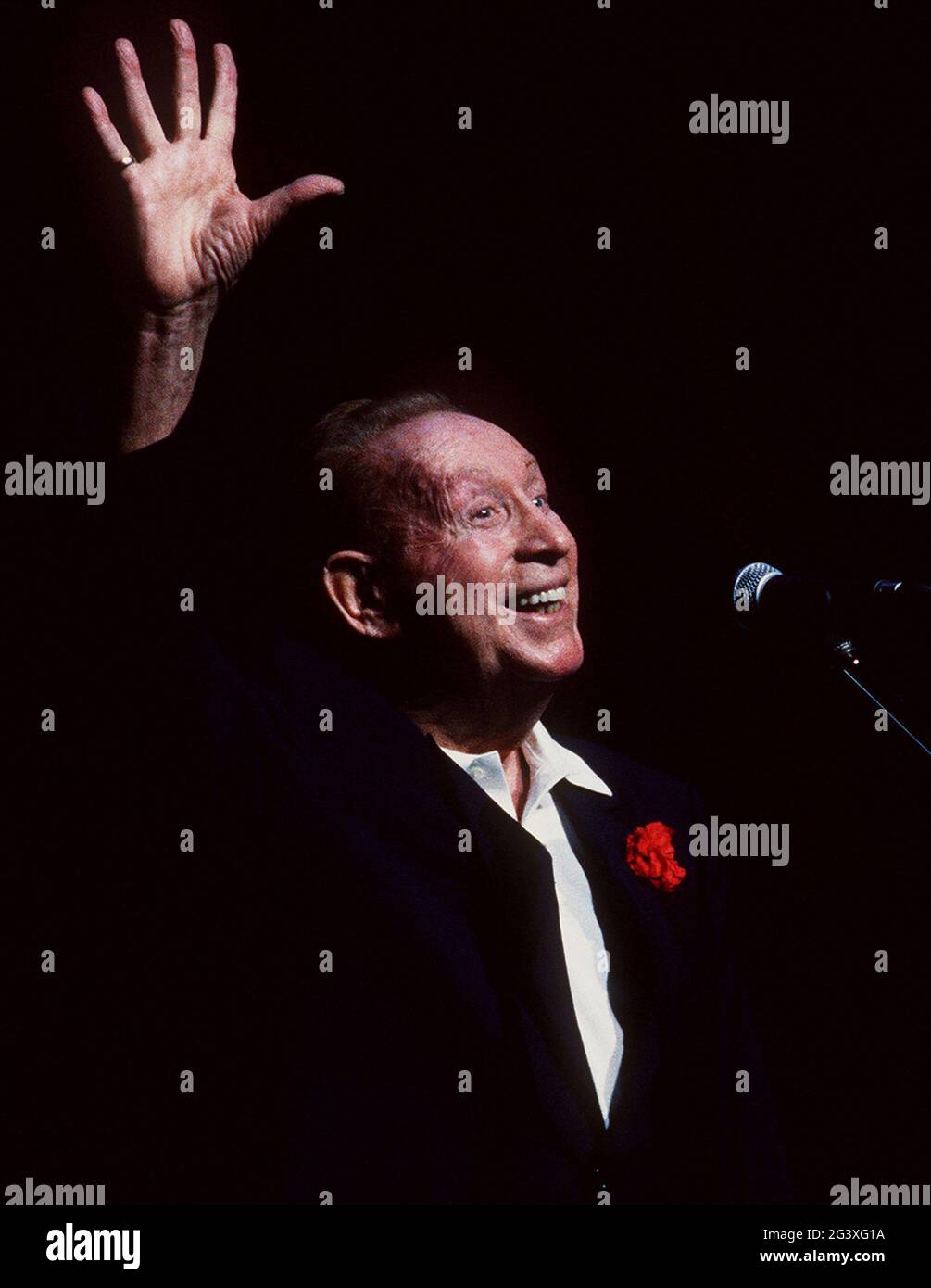 Charles Trenet, surnommé « le fou chantant » (le fou chantant), lors d'un concert à Rennes en 1988 Banque D'Images