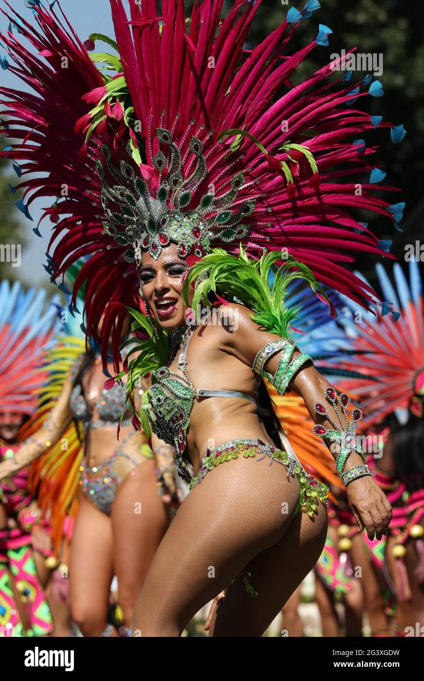 Photo du dossier datée du 26/08/19 de danseurs pendant le carnaval de Notting Hill dans l'ouest de Londres. Les organisateurs du Carnaval de Notting Hill ont pris la décision de sortir l'événement des rues en sa 55e année. Date de publication : vendredi 18 juin 2021. Banque D'Images