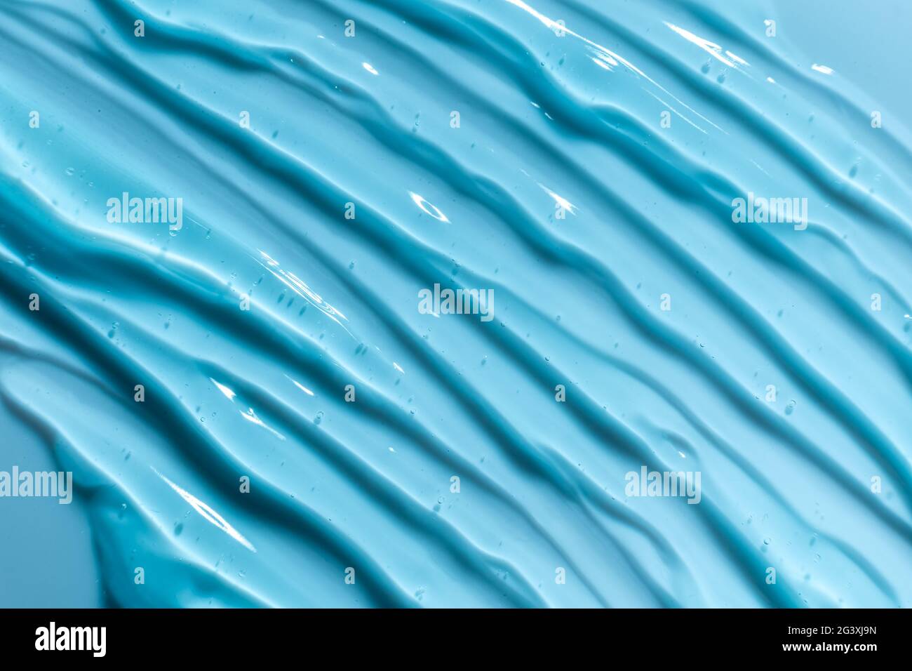 Texture gel bleu. Désinfectant pour les mains, fond de gel alcoolisé. Taches de crème liquide claire cosmétique. Produit de soin transparent pour la peau Samp Banque D'Images