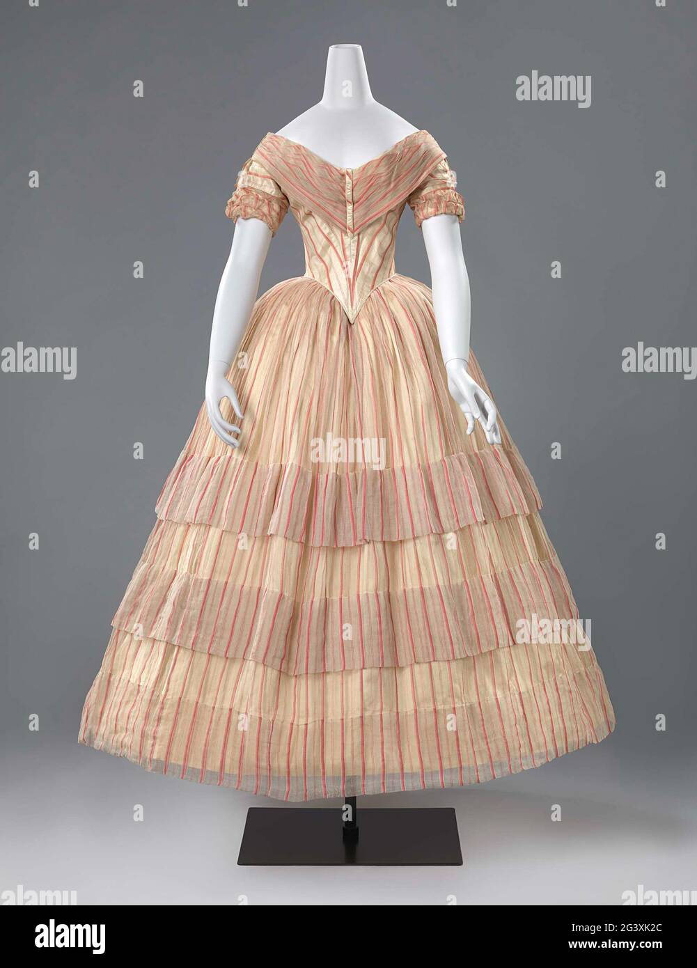 Robe de soirée complète. Le col du bateau était réservé aux tenues de