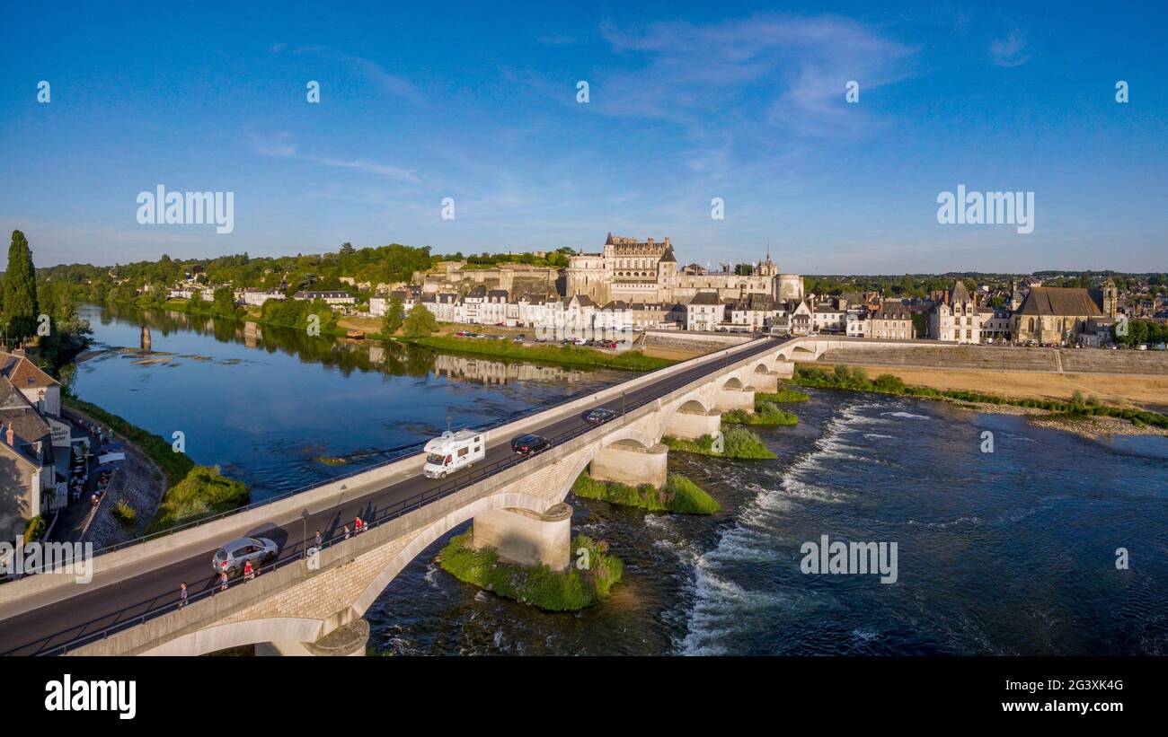 Amboise (centre de la France) : vue aérienne sur le château du Château d’Amboise et la ville sur les rives de la Loire. Vue d'ensemble du pont traversant le Banque D'Images