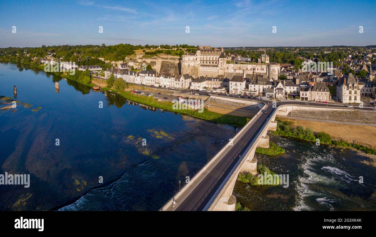 Amboise (centre de la France) : vue aérienne sur le château du Château d’Amboise et la ville sur les rives de la Loire. Vue d'ensemble du pont traversant le Banque D'Images
