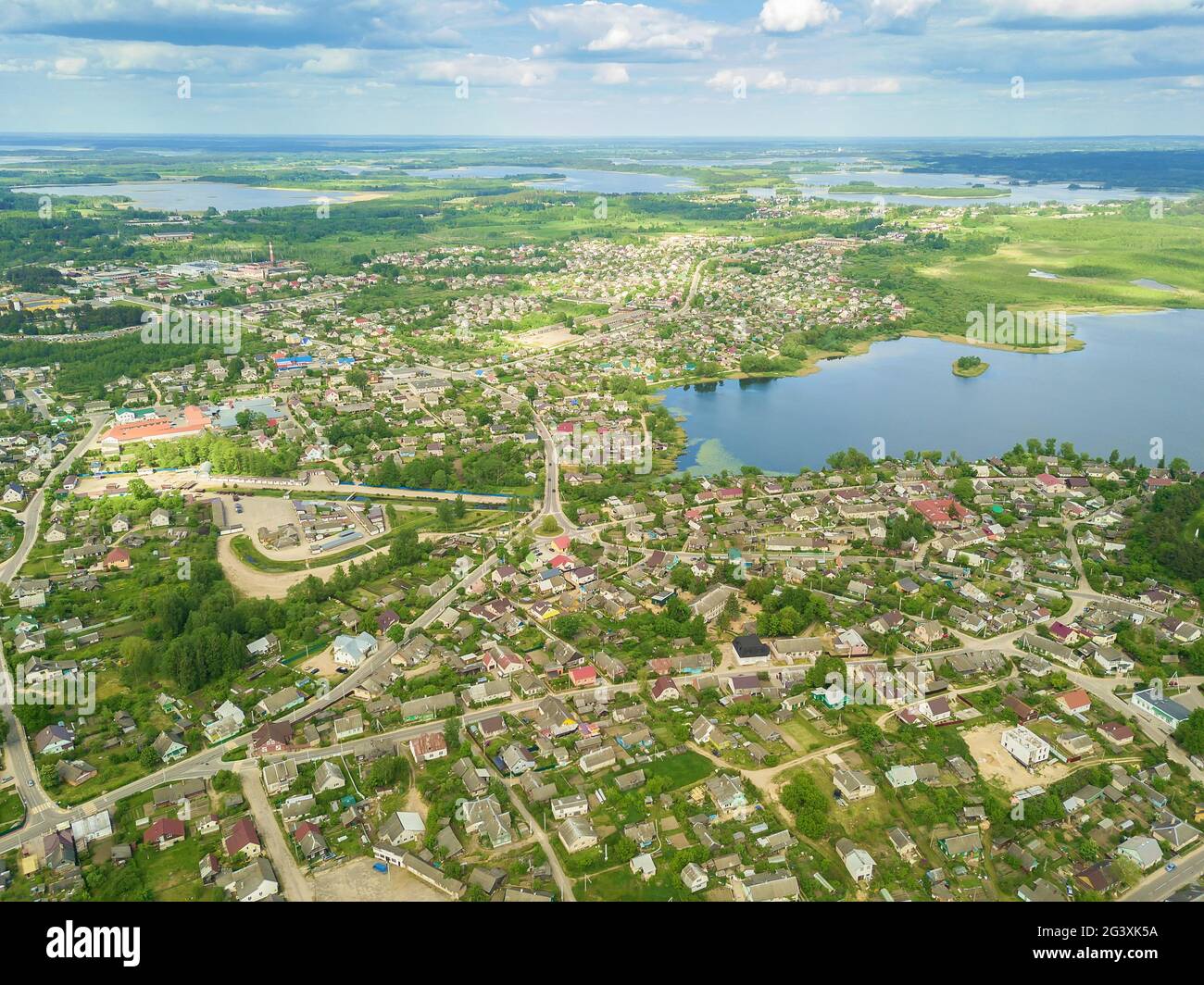 Vue de drone de la ville de Braslav en Biélorussie avec des lacs par une journée ensoleillée Banque D'Images