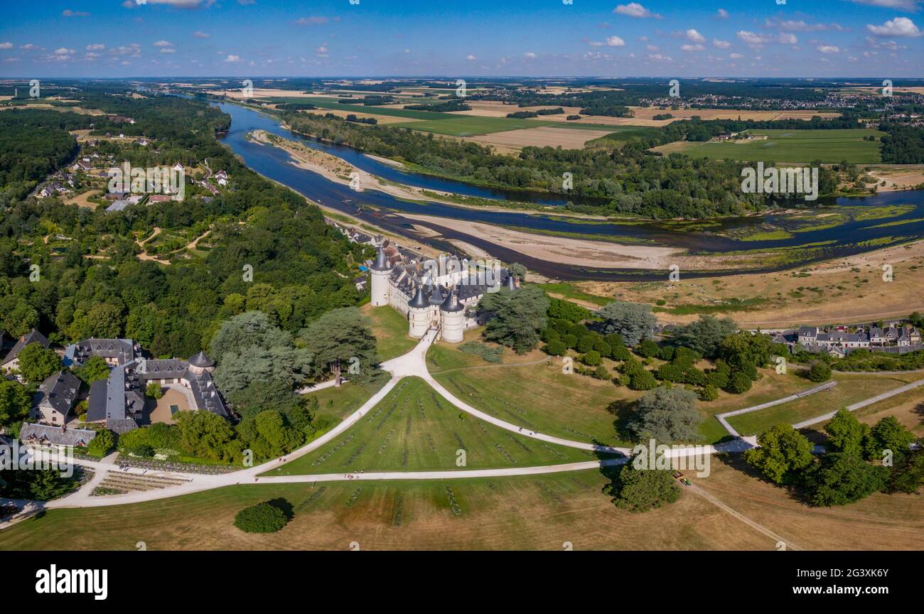 Chaumont sur Loire (centre de la France) : vue aérienne du château datant du XVe siècle, des rives de la Loire et de la vallée de la Loire. Le Banque D'Images