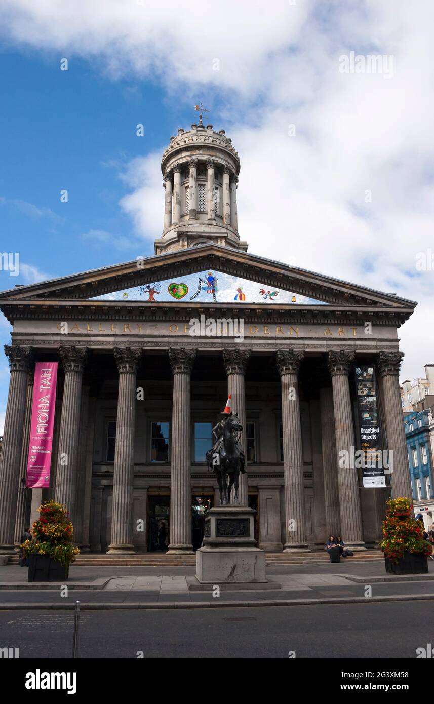 Galerie d'art moderne, Glasgow, Écosse avec la statue du duc de Wellington au premier plan. Banque D'Images
