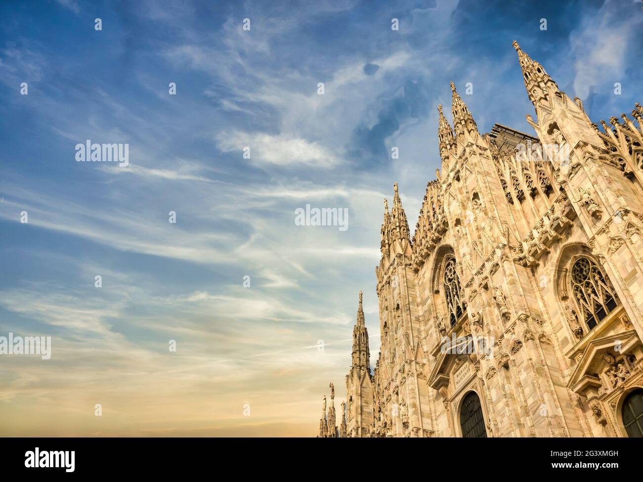 Cathédrale de Milan (Duomo di Milano) avec ciel bleu et lumière du coucher du soleil Banque D'Images