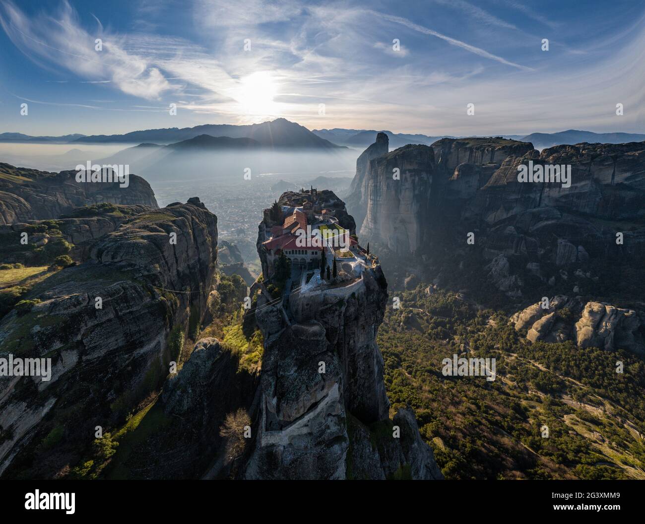 Vue aérienne du monastère Trinity et des images à couper le souffle de la vallée et du canyon historique de Meteora Banque D'Images