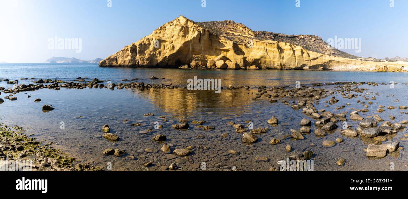 Vue panoramique sur une crique isolée et la plage La côte méditerranéenne de l'Espagne avec des grottes et des falaises de grès derrière Banque D'Images