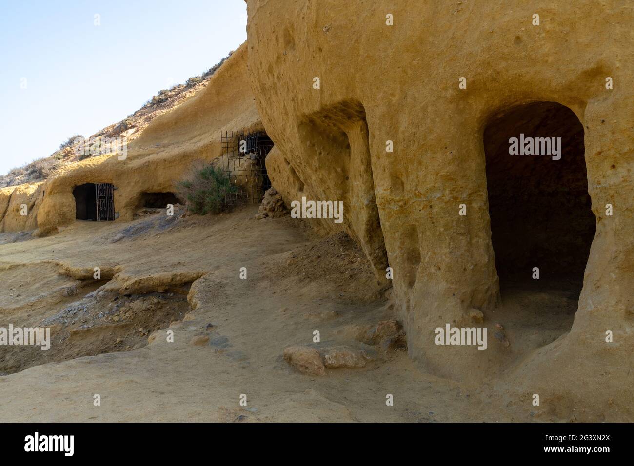 Vue sur les grottes et les habitations en grès d'une crique idyllique Et la plage sur la côte de Murcia Banque D'Images