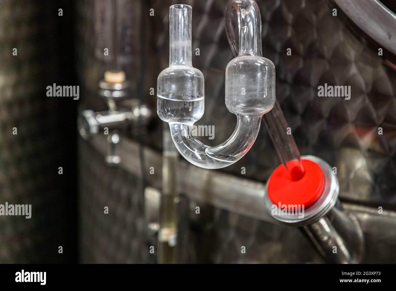 Siphons de fermentation dans le domaine moderne de Jeff Konsbrück à Ahn, Luxembourg Banque D'Images