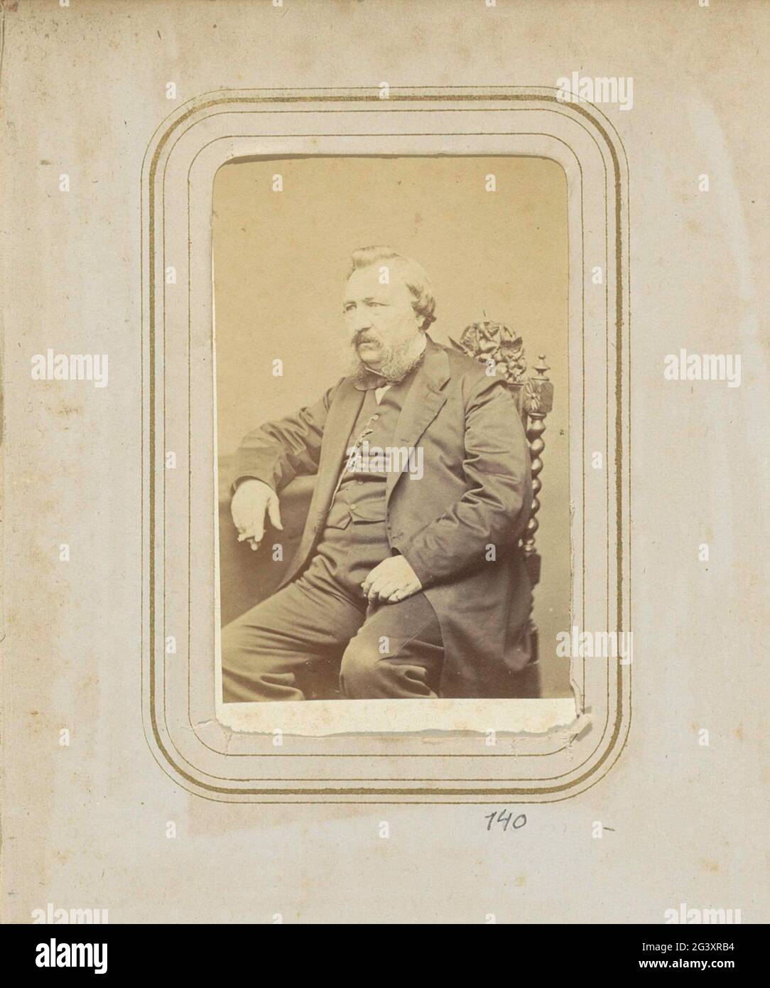 Portrait d'un fumeur de cigare avec des whiskers. Fait partie de l'album de famille de H.W.F. Ligtenberg et L.M. Swart avec 149 photos et cartes-de-visite. Banque D'Images