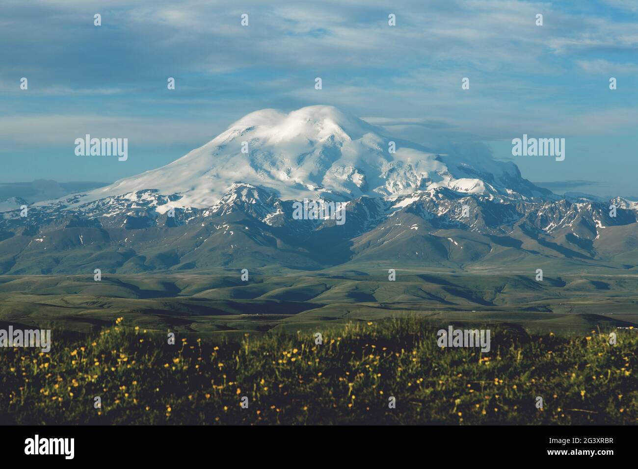 Mont Elbrus dans les rayons du soleil le matin. Caucase de l'Ouest à l'aube dans les montagnes. Concept - Voyage, tourisme. Banque D'Images
