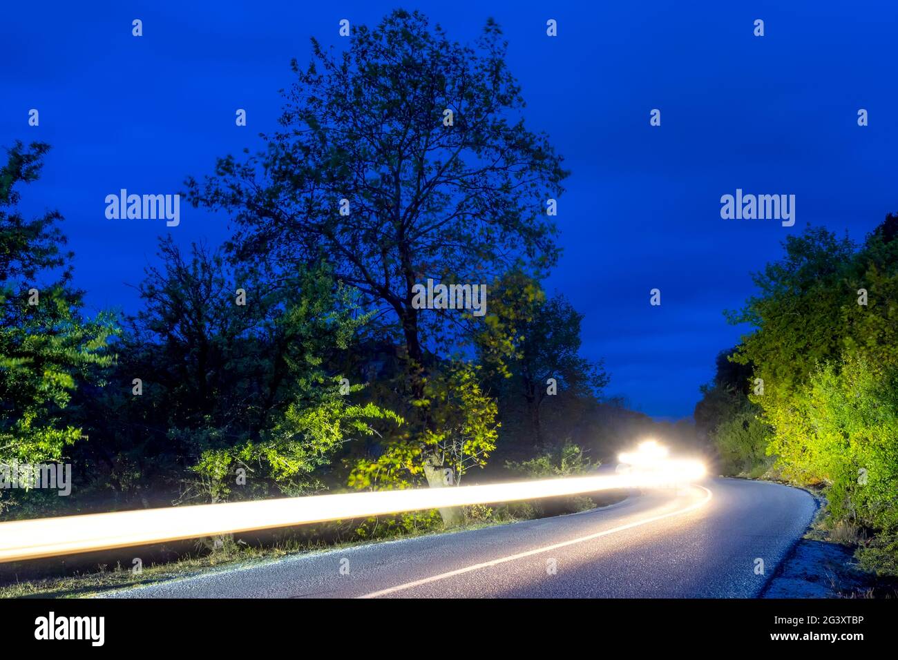 Route de nuit et pistes de projecteurs Banque D'Images