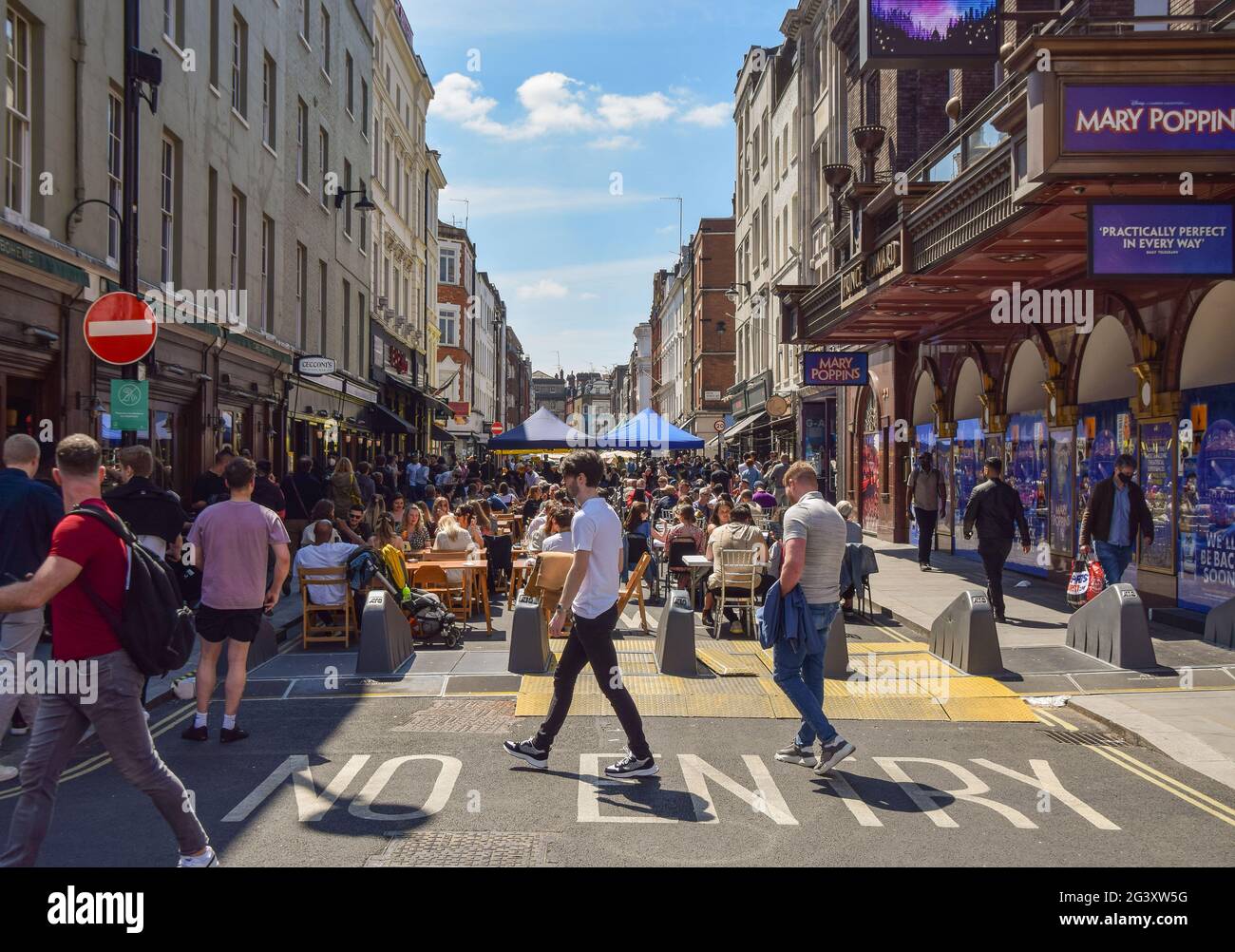 Londres, Royaume-Uni. 30 mai 2021. Restaurants et cafés animés dans Old Compton Street, Soho. Banque D'Images