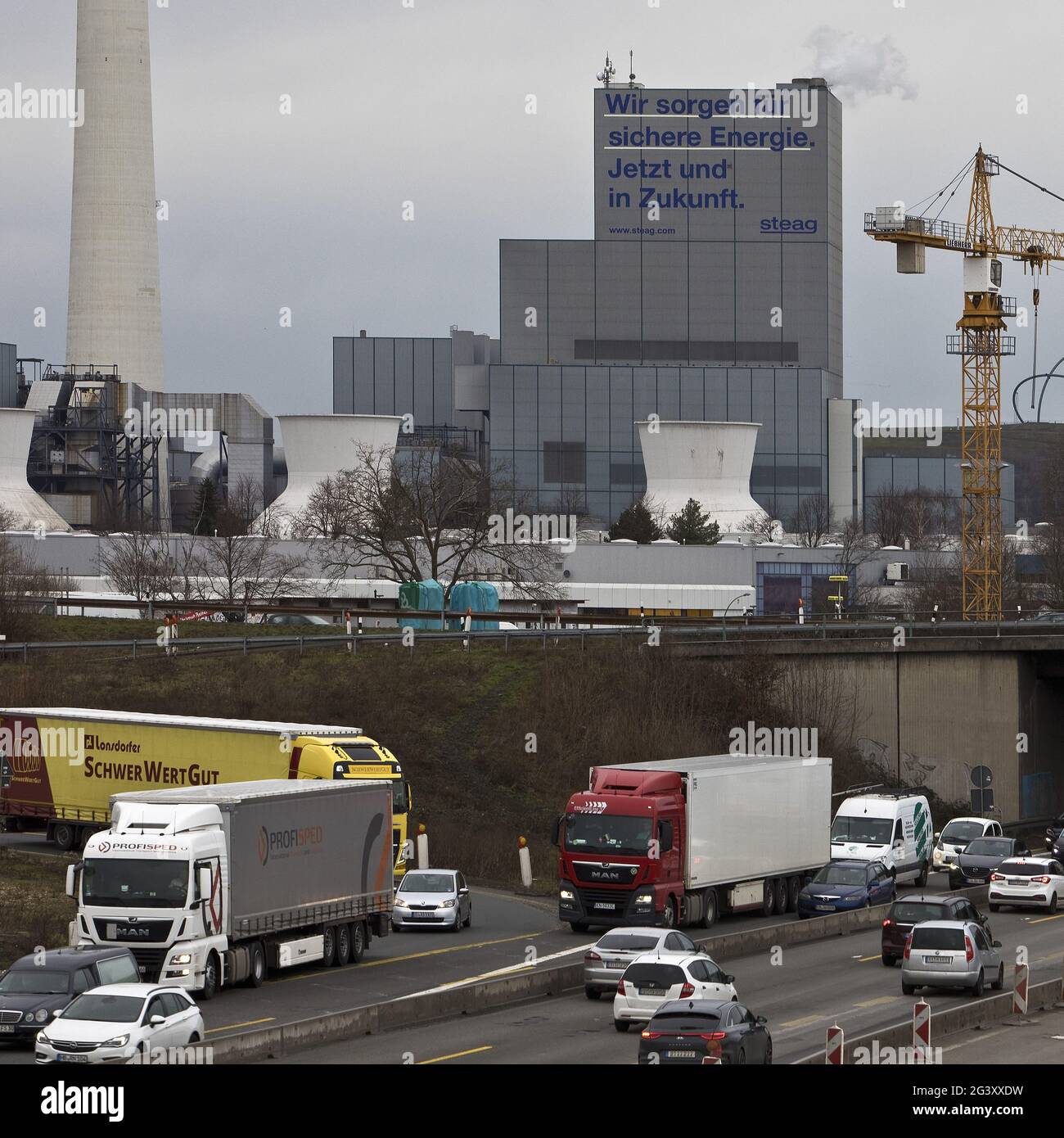 Beaucoup de trafic sur l'AUTOROUTE A 43 avec centrale électrique en arrière-plan, Herne, Allemagne, Europe Banque D'Images