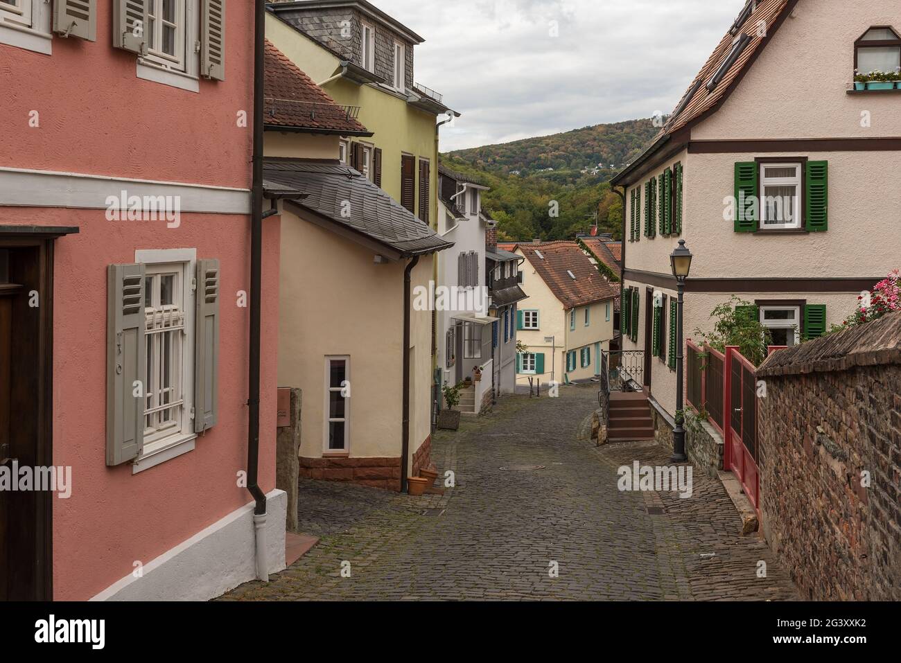Petite rue dans la vieille ville de Kronberg im Taunus, Hesse, Allemagne Banque D'Images