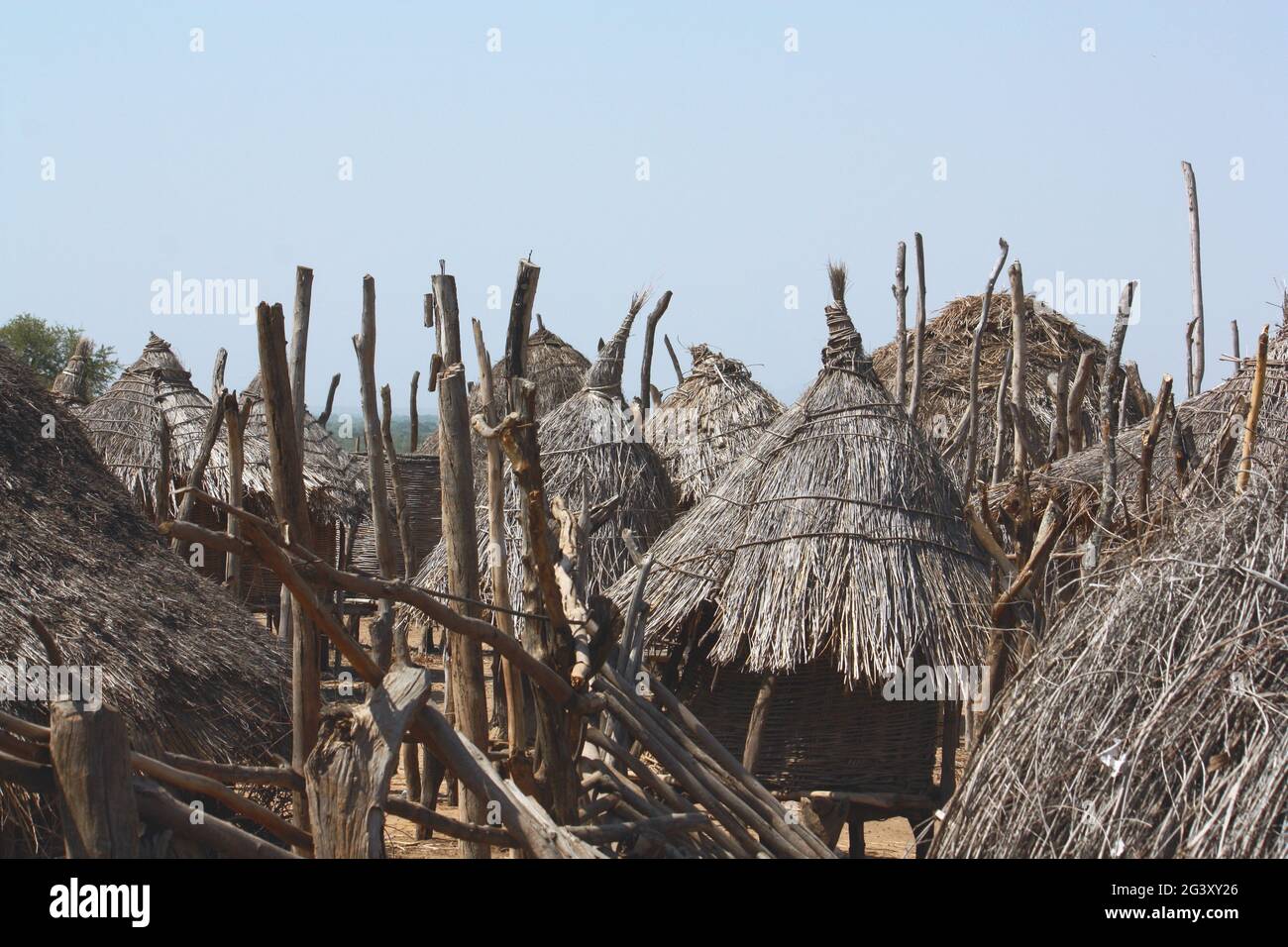 Éthiopie; région des nations du Sud; hautes terres du Sud de l'Éthiopie; village de Kolcho sur la rivière Omo; cabanes en paille de style architectural traditionnel; petite Banque D'Images