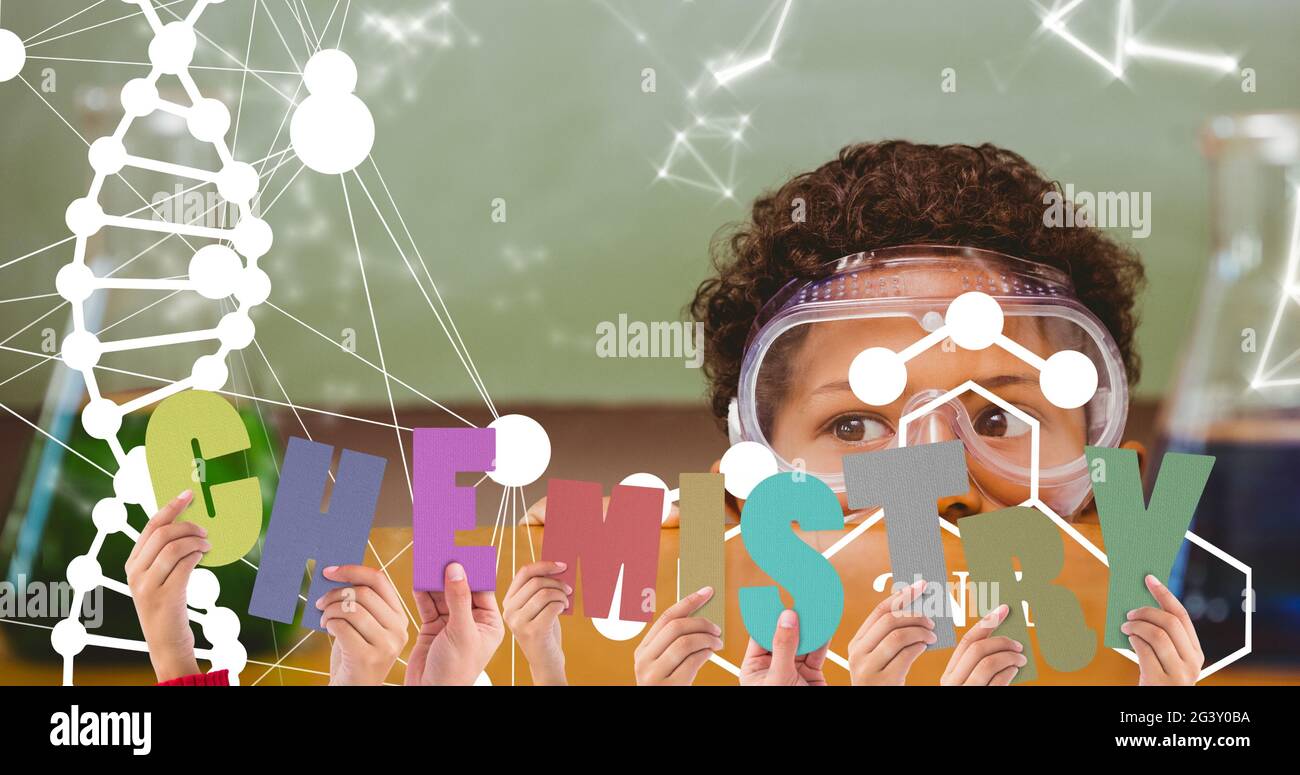 Composition des mains tenant des lettres de chimie orthographique, sur brin d'adn et enfant en classe scientifique Banque D'Images