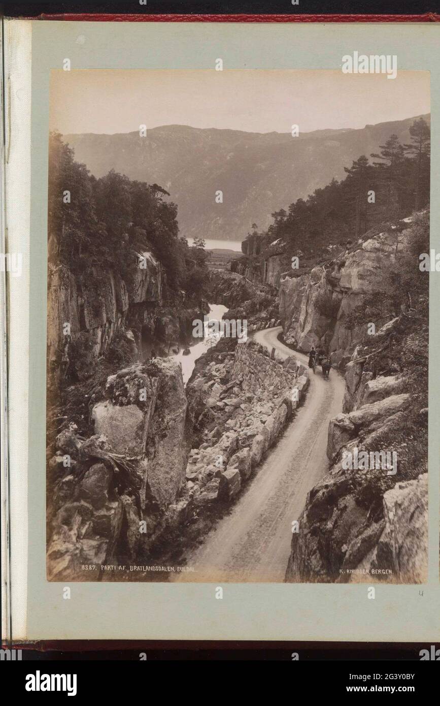 Vue sur une route et une rivière à travers la vallée de Brattland en Norvège; Parti AF Bratlandsdalen, Suldal. Partie de l'album photo avec des enregistrements de sites en Europe, Trinité, Haïti, Martinique et Suriname. Banque D'Images
