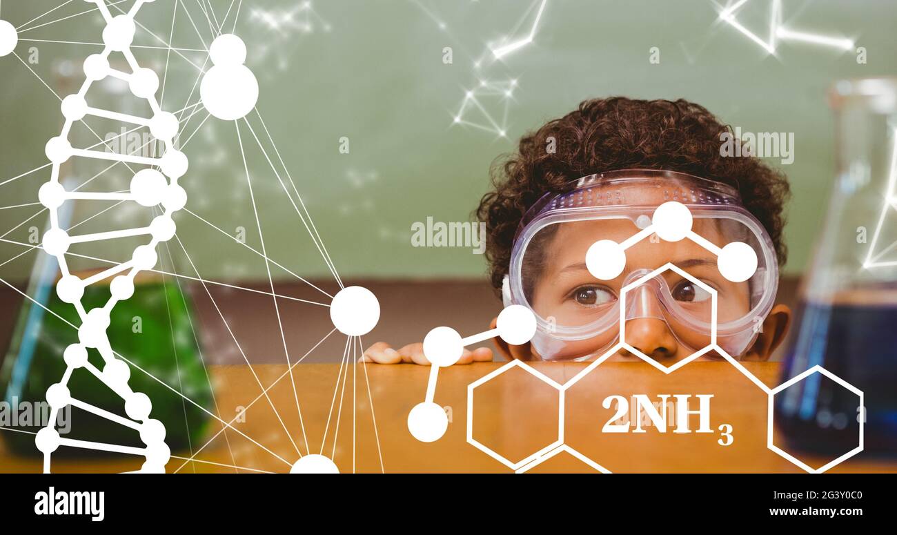 Composition de brins d'adn et de diagrammes élémentaires sur des enfants portant des lunettes de sécurité en classe scientifique Banque D'Images