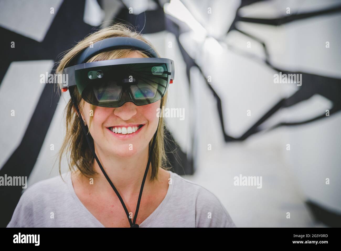 Jeune femme portant des lunettes de réalité virtuelle haut de gamme. Concept pour VR, futur, gadgets et technologie. Banque D'Images
