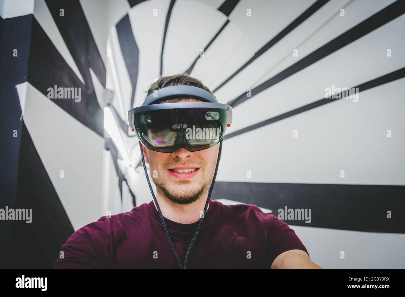 Jeune homme portant des lunettes de réalité virtuelle haut de gamme. Concept pour VR, futur, gadgets et technologie. Banque D'Images