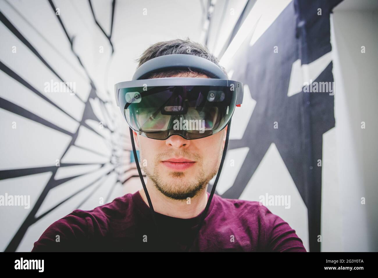 Jeune homme portant des lunettes de réalité virtuelle haut de gamme. Concept pour VR, futur, gadgets et technologie. Banque D'Images