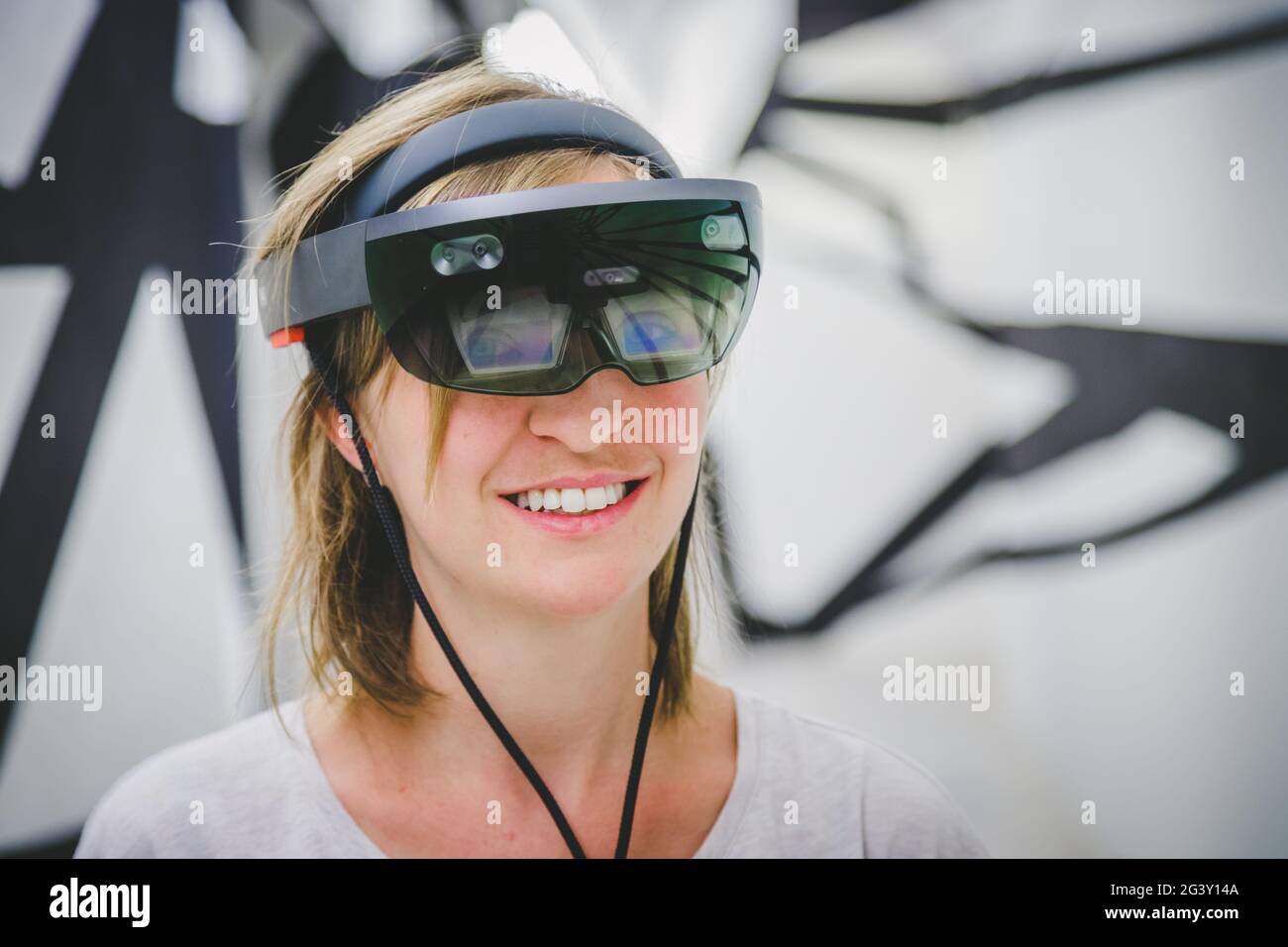 Jeune femme portant des lunettes de réalité virtuelle haut de gamme. Concept pour VR, futur, gadgets et technologie. Banque D'Images