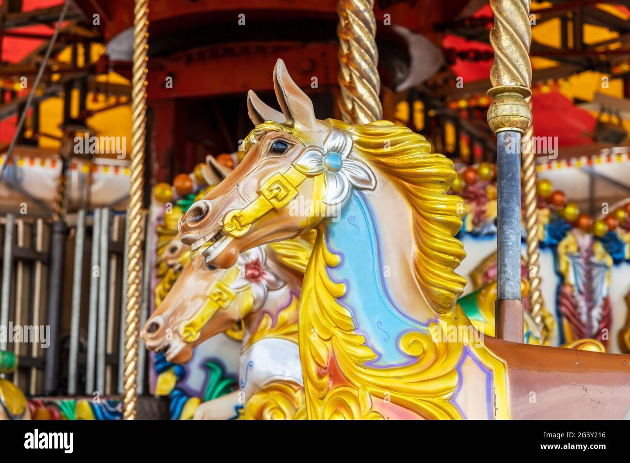 Poney en carrousel peint aux couleurs vives au parc d'expositions. Banque D'Images