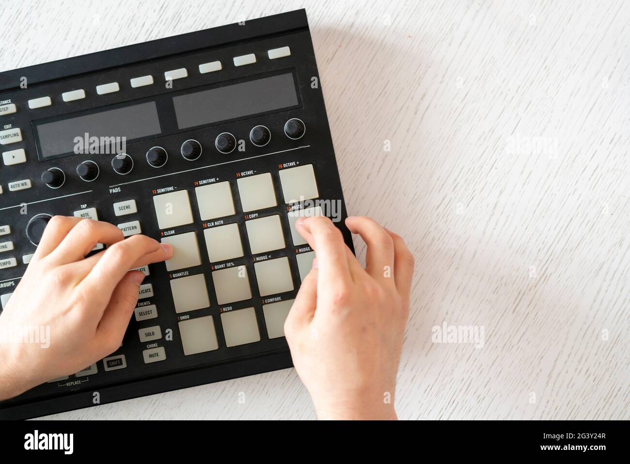 les doigts du producteur audio dj jouent la musique du tambour sur les pads de la machine à tambour Banque D'Images