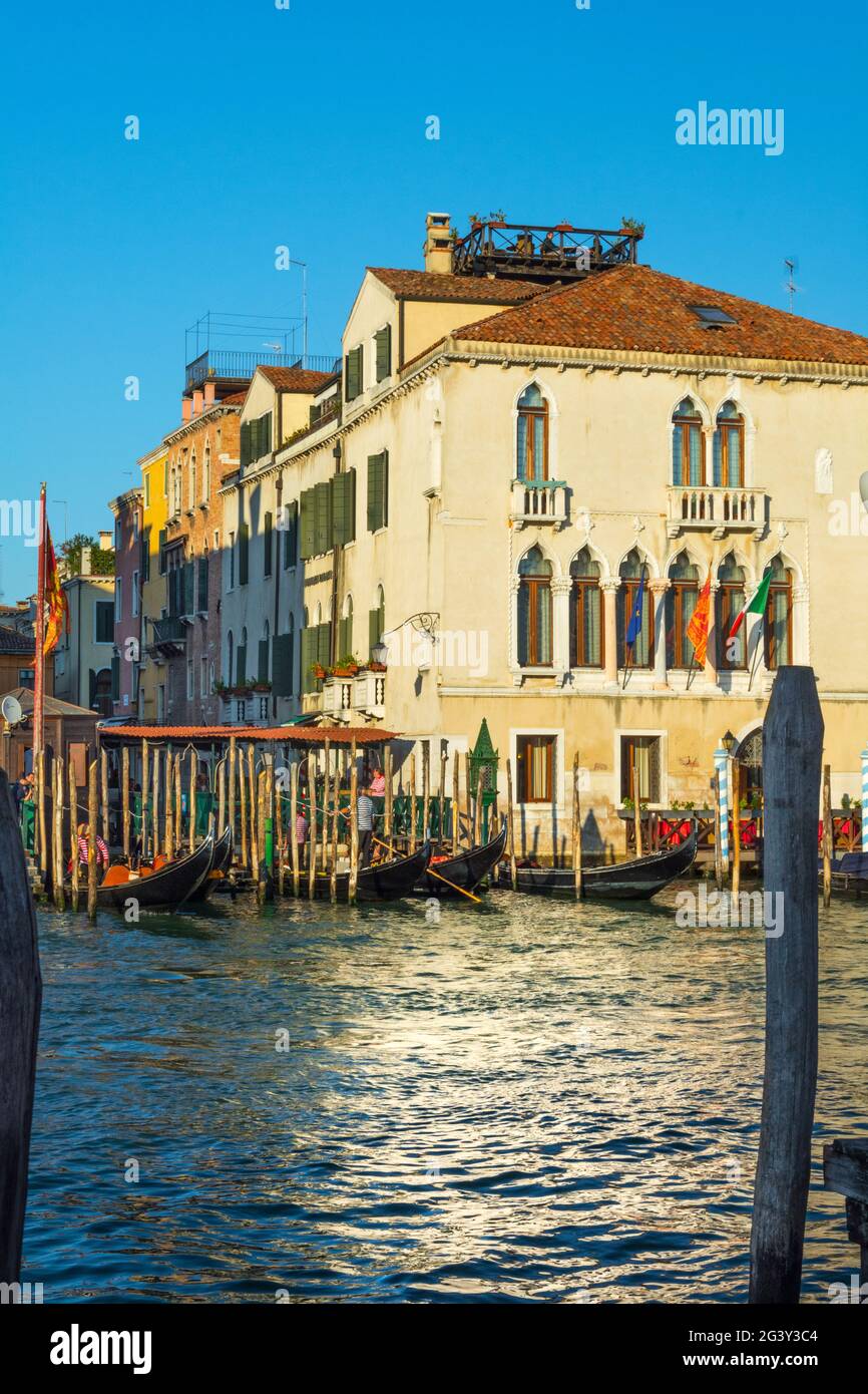 Des jetées en bois couperent sur le remblai du canal central de Venise Banque D'Images