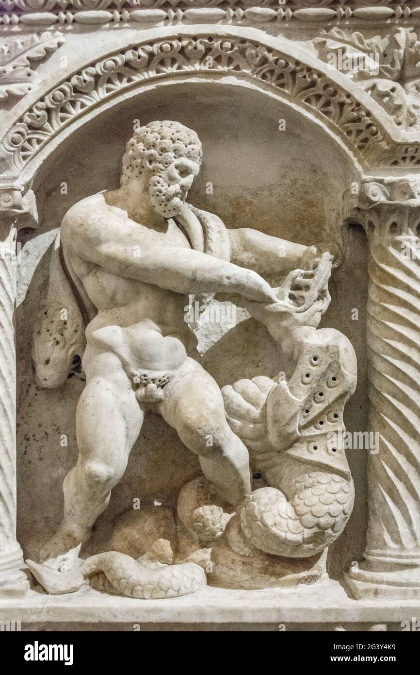 Heracles brise la bouche du serpent, bas-relief Banque D'Images
