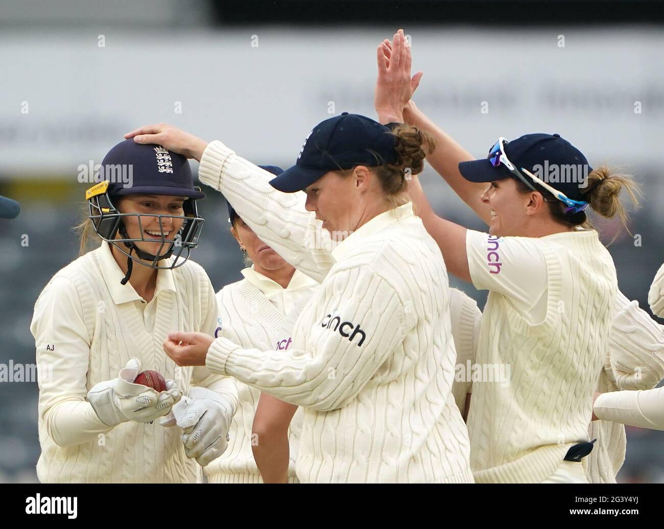 Amy Jones, en Angleterre, célèbre après avoir pris un match de cricket de Sneh Rana en Inde pendant le troisième jour du match de test international des femmes au stade du comté de Bristol. Date de la photo: Vendredi 18 juin 2021. Banque D'Images