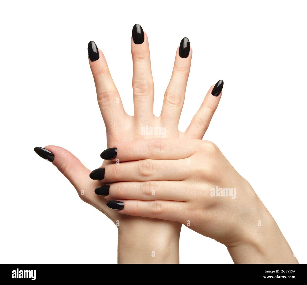 Mains de femmes avec ongles noirs manucure isolée sur fond blanc. Banque D'Images