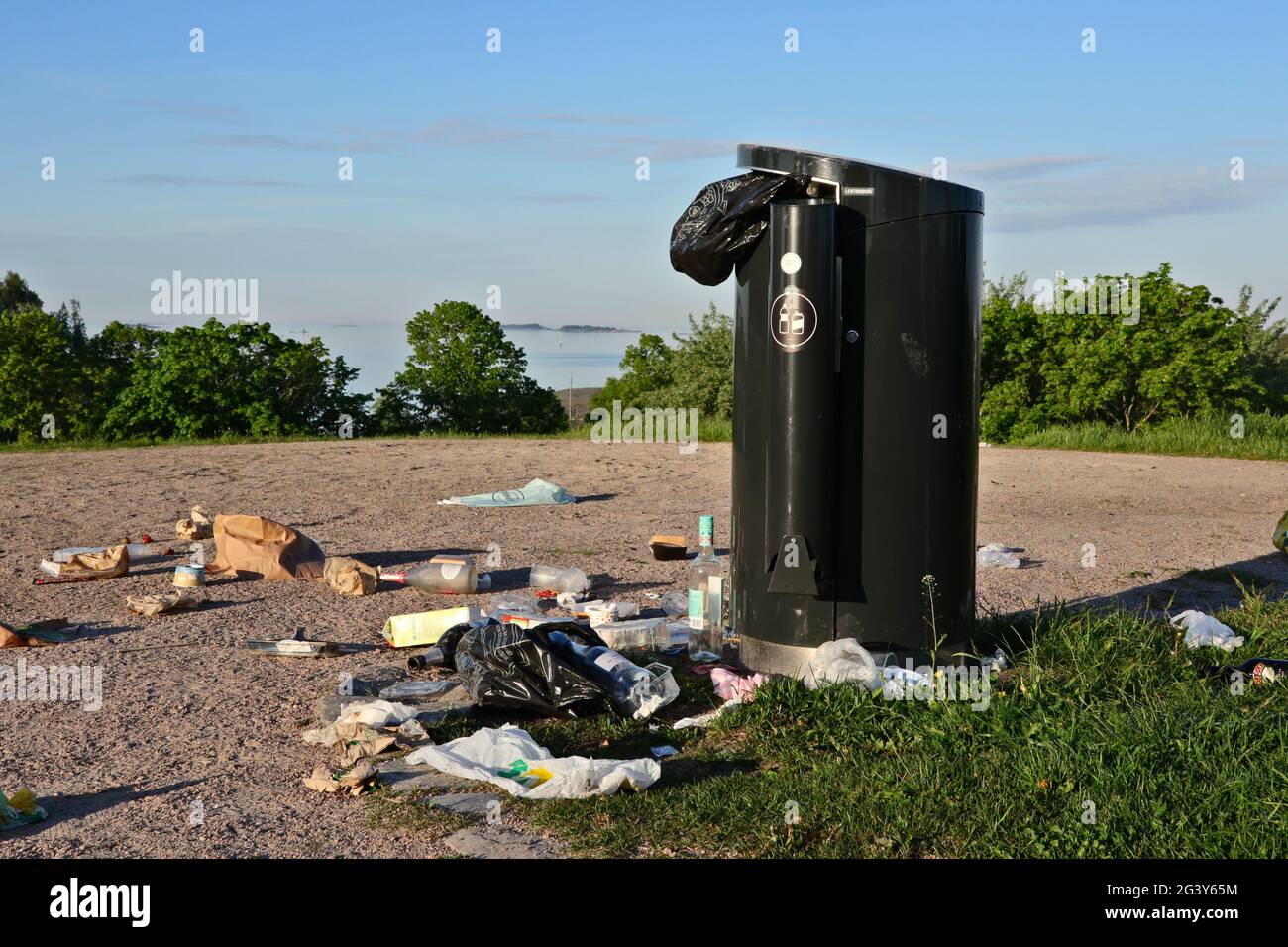 Litière et poubelle débordante dans le parc public. Helsinki, Finlande. 5 juin 2021. Banque D'Images