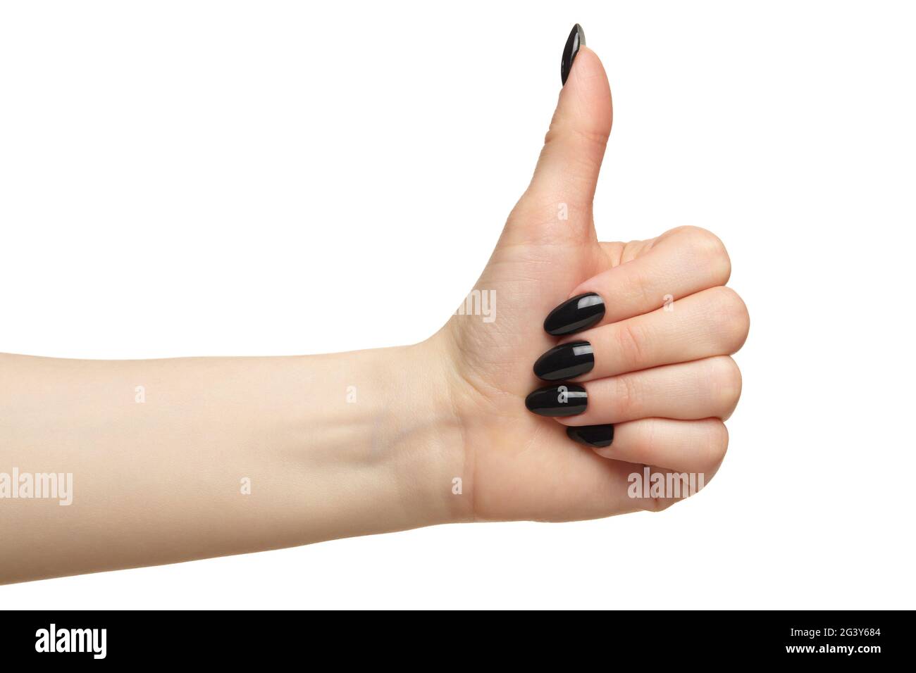 Mains de femmes avec ongles noirs manucure avec le pouce vers le haut isolé sur fond blanc. Banque D'Images