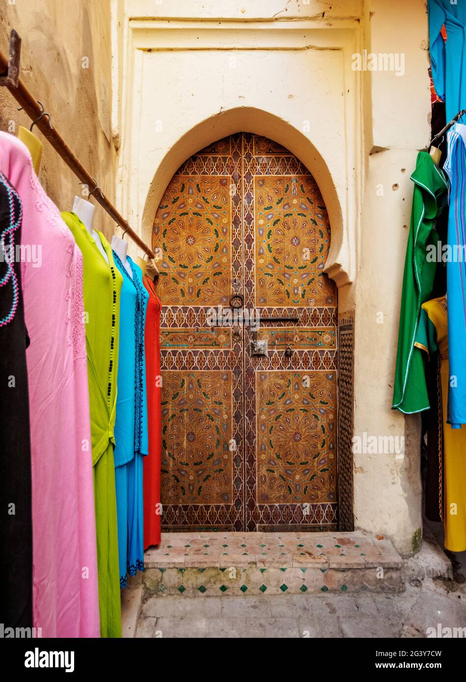 Porte typiquement marocaine dans la vieille médina de Fès, région de Fès-Meknes, Maroc Banque D'Images