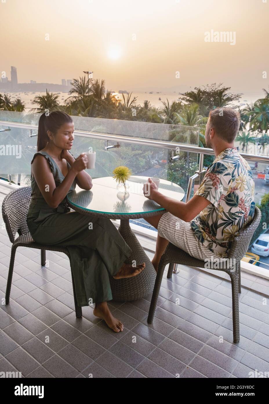 Couple de mi-âge prenant le petit déjeuner sur le balcon en Thaïlande Pattaya vue sur l'océan, hommes et femme européenne et asiatique woma Banque D'Images
