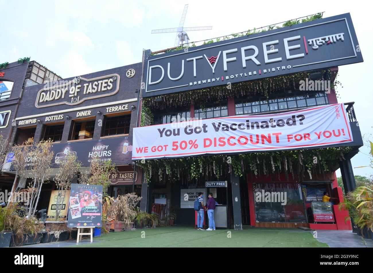 Pour sensibiliser les gens à la vaccination, les hôteliers et les exploitants de restaurants à Gurugram, donnant la réduction. gurgaon.india. Banque D'Images