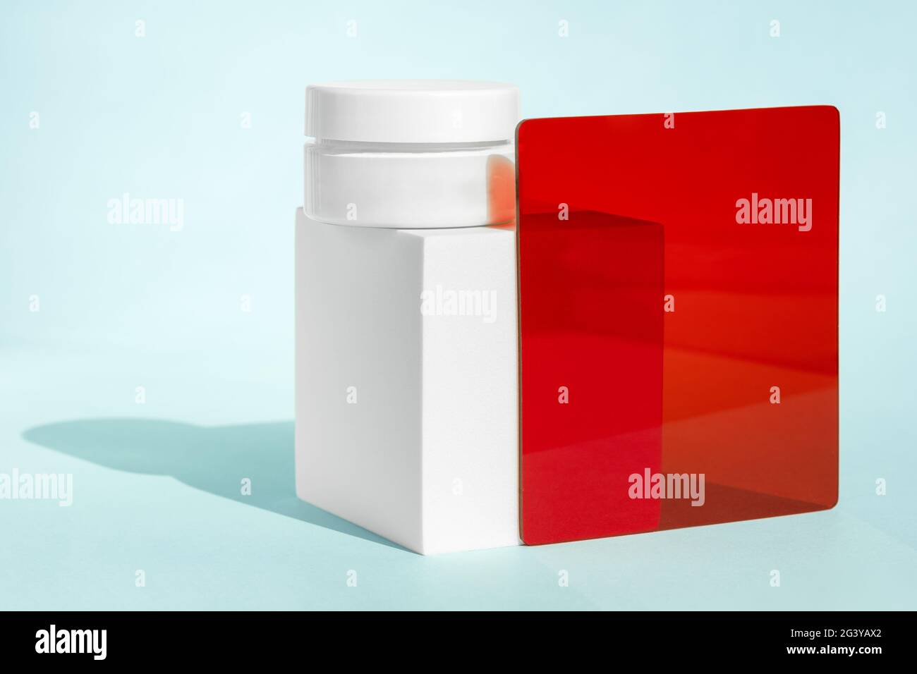 Pot de lotion, présentation du masque facial. Concept de sciences biologiques, soins de la peau à base scientifique. Maquette de pot cosmétique crème blanche sur cube géométrique Banque D'Images