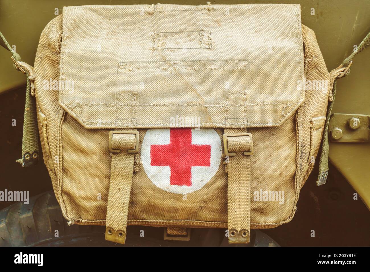 TROUSSE DE SECOURS militaire en métal ancienne EUR 6,00 - FR