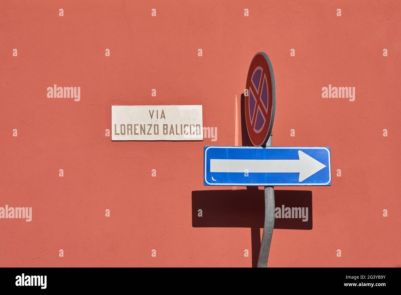 Panneau de signalisation à sens unique, panneau de signalisation routière, panneau avec nom de la rue lecture - via Lorenzo Balicco - arrêt et stationnement sont interdits Banque D'Images